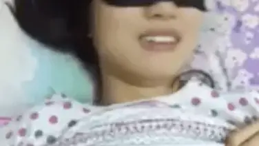 Gadis Cantik Pasrah Goyang Kasur Mata Ditutup