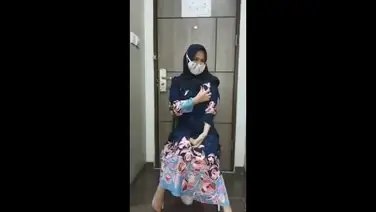 Ukhti Hijab Hitam Cantik Pasrah Kasur Pintu